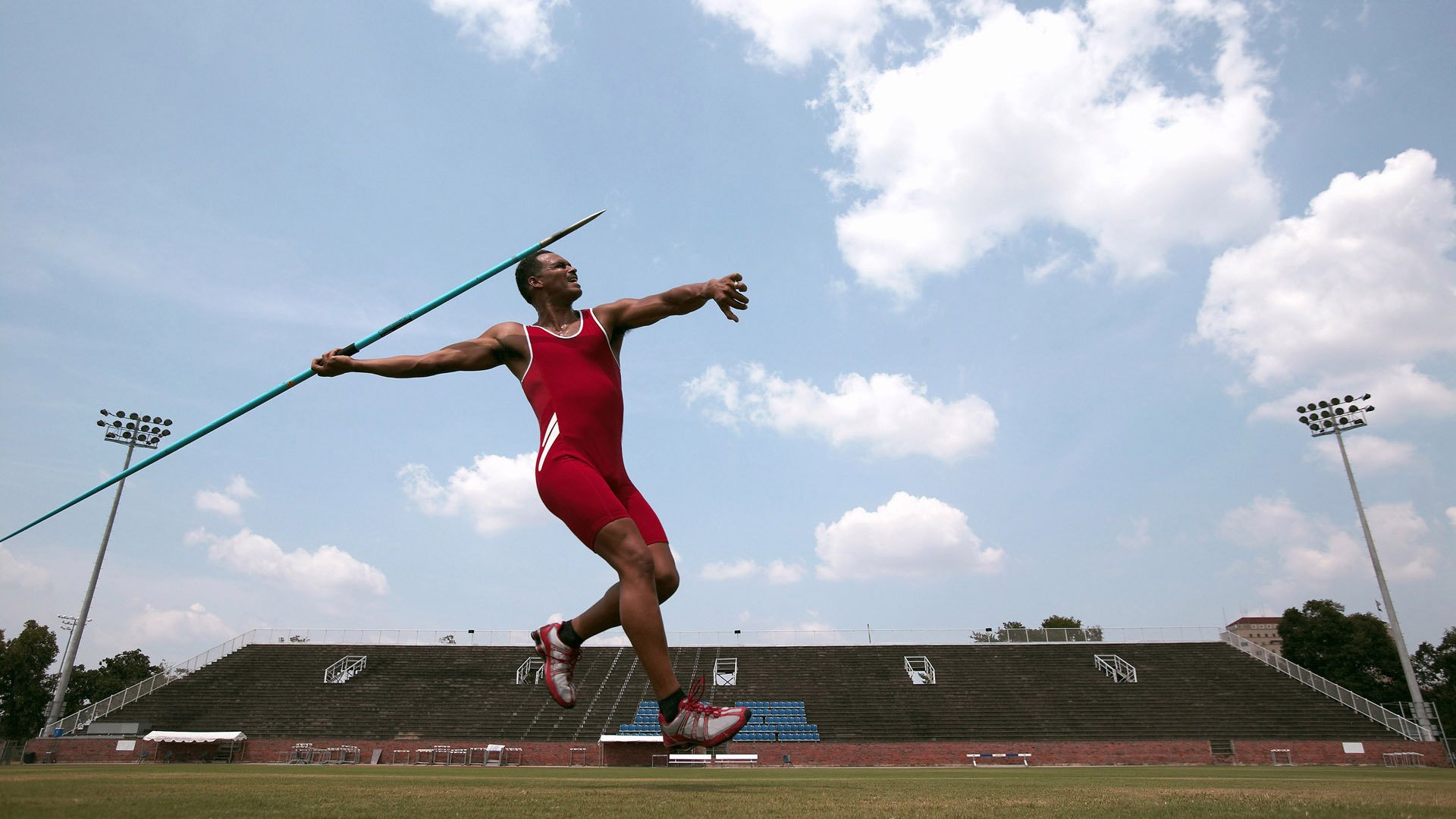 意外高尔夫球童受伤引发关注，高尔夫球童知乎
